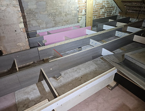 Zateplení stropu zděného rodinného domu pomocí foukané izolace